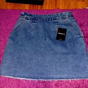 I am selling a BRAND NEW Forever 21 skirt